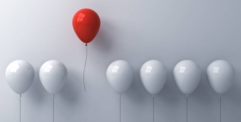 Red balloon standing out of white ones: image symbolizes SAP translators as professionals