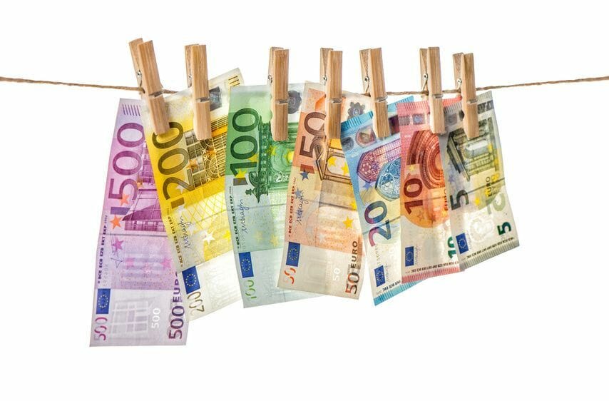 Bank notes on washing line: symbolic image of translation cost