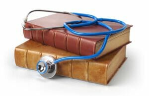 Bücher und Stethoskop: Symbolbild für Übersetzung in der Medizintechnik